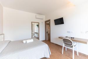 Hotel MARINELLA parking wi-fi spiaggia attrezzata客房内的一张或多张床位