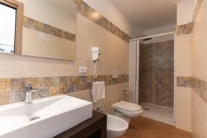 Hotel MARINELLA parking wi-fi spiaggia attrezzata的一间浴室