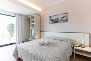 Hotel MARINELLA parking wi-fi spiaggia attrezzata客房内的一张或多张床位