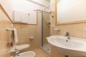 Hotel MARINELLA parking wi-fi spiaggia attrezzata的一间浴室