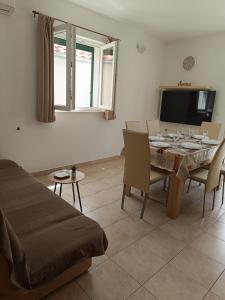 Televízia a/alebo spoločenská miestnosť v ubytovaní Apartments Antonia