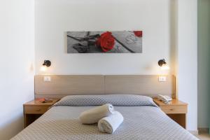 Hotel MARINELLA parking wi-fi spiaggia attrezzata客房内的一张或多张床位