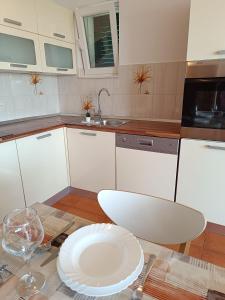 Kuchyňa alebo kuchynka v ubytovaní Apartments Antonia