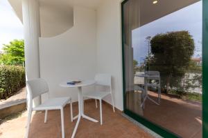Hotel MARINELLA parking wi-fi spiaggia attrezzata的阳台或露台