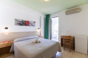 Hotel MARINELLA parking wi-fi spiaggia attrezzata客房内的一张或多张床位