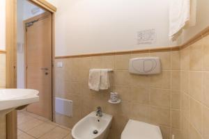 Hotel MARINELLA parking wi-fi spiaggia attrezzata的一间浴室