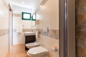 Hotel MARINELLA parking wi-fi spiaggia attrezzata的一间浴室