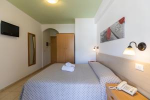 Hotel MARINELLA parking wi-fi spiaggia attrezzata客房内的一张或多张床位