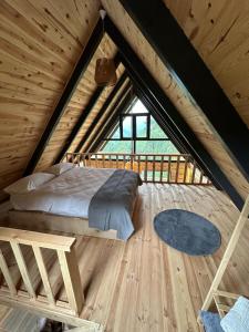 a bed in the middle of a room in a cabin at Dağhan Bungalov in Çamlıhemşin