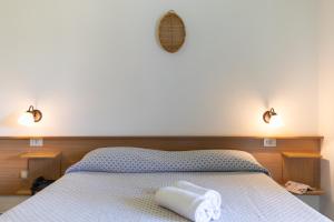 Hotel MARINELLA parking wi-fi spiaggia attrezzata客房内的一张或多张床位