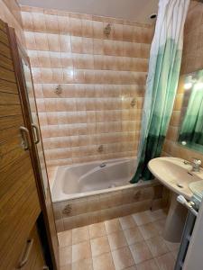 Ένα μπάνιο στο Maison calme à 20 minutes de Genève