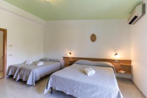 Hotel MARINELLA parking wi-fi spiaggia attrezzata客房内的一张或多张床位