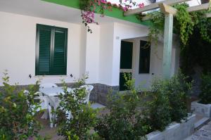 Hotel MARINELLA parking wi-fi spiaggia attrezzata外面的花园