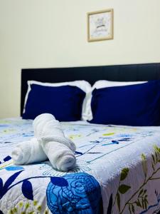 a towel animal is laying on a bed at Hotel Sueños in San Salvador