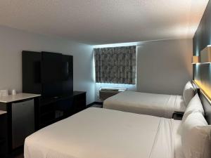 Studio 6 Suites Carson, CA客房内的一张或多张床位