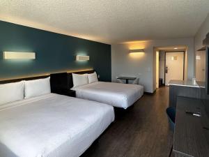 Studio 6 Suites Carson, CA客房内的一张或多张床位