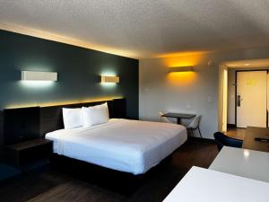 Studio 6 Suites Carson, CA客房内的一张或多张床位