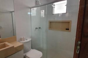 a bathroom with a shower and a toilet and a sink at 50m da praia de Itaipava, 8km Piúma, 15 km Iriri in Itapemirim +13 photos