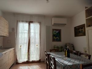 A kitchen or kitchenette at Villa del Biondo