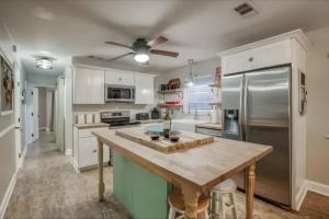 une cuisine avec une table et un réfrigérateur dans l'établissement Beach Haven 4 bed 3 ba - Lower Unit, à Tybee Island