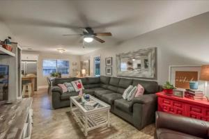 un salon avec un canapé et un ventilateur de plafond dans l'établissement Beach Haven 4 bed 3 ba - Lower Unit, à Tybee Island