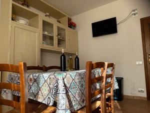 A television and/or entertainment centre at Villa del Biondo