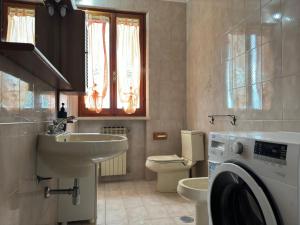 A bathroom at Villa del Biondo