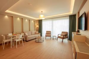 TV a/nebo společenská místnost v ubytování Casa Lumar Luxury Lodging- Adult Only