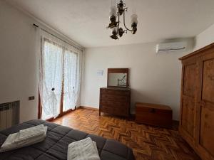 A bed or beds in a room at Villa del Biondo