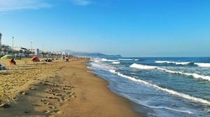 una spiaggia con un gruppo di persone e l'oceano di Résidence Sable et Mer -Family ONLY- a Martil