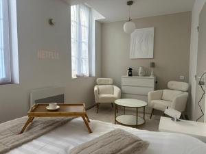 Maison des ambans chambres d'hotes hypercentre 200m de la gare et petit dejeuner inclus的休息区