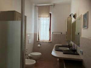 A bathroom at Villa del Biondo Még 37 kép