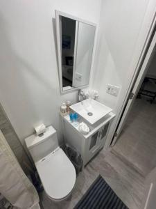 サンライズにあるDiscover a paradise come trueの白いトイレと洗面台のあるバスルーム +6枚の写真