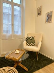 Maison des ambans chambres d'hotes hypercentre 200m de la gare et petit dejeuner inclus的休息区