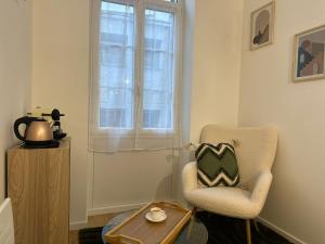 Maison des ambans chambres d'hotes hypercentre 200m de la gare et petit dejeuner inclus的休息区