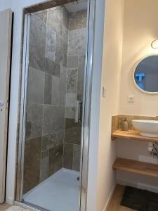 Maison des ambans chambres d'hotes hypercentre 200m de la gare et petit dejeuner inclus的一间浴室