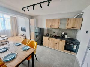 Una cocina con una mesa y sillas en una habitación. en First Line Apartment, en Balchik