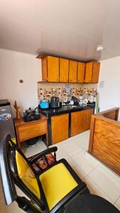 サン・アンドレスにあるApartamentos Miss Vera 3のキッチン(コンロ、黄色い椅子付)