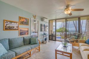 ein Wohnzimmer mit Sofa und Tisch in der Unterkunft Kanai A Nalu 310 in Wailuku