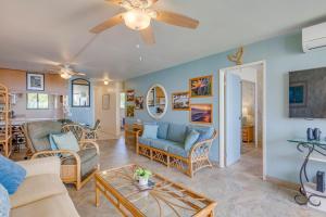 ein Wohnzimmer mit Möbeln und einem Deckenventilator in der Unterkunft Kanai A Nalu 310 in Wailuku
