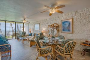 ein Wohnzimmer mit Tisch und Stühlen in der Unterkunft Kanai A Nalu 310 in Wailuku + 27 Fotos