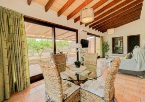 Χώρος καθιστικού στο S'Hostalet, casa de campo con piscina en Mallorca
