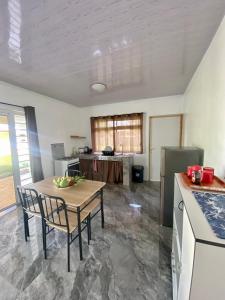 Kuchyň nebo kuchyňský kout v ubytování TIVINI Houses