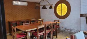 a dining room with a wooden table and chairs at Recanto dos Passaros centro Penedo RJ in Penedo