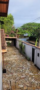 a stone walkway on the side of a house at Recanto dos Passaros centro Penedo RJ in Penedo