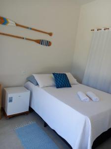 a bedroom with a bed with two towels on it at Brisa Mar Suítes in Arraial d'Ajuda