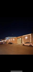 ein Auto, das nachts vor einem Gebäude parkt in der Unterkunft ستديو in Riad