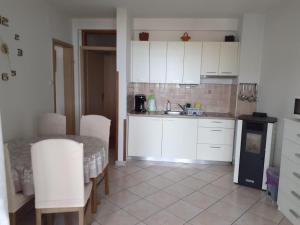 Kuchyň nebo kuchyňský kout v ubytování Apartments by the sea Kampor, Rab - 5059