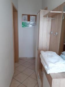 Postel nebo postele na pokoji v ubytování Apartments by the sea Kampor, Rab - 5059