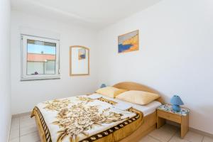 Postel nebo postele na pokoji v ubytování Family friendly apartments with a swimming pool Businci, Ciovo - 11232